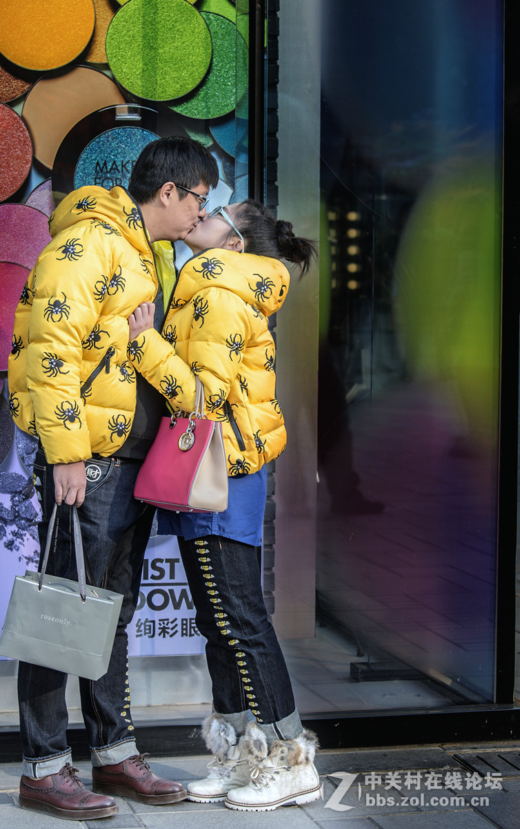 #尼康人物类作品赏析#第1期《星期六的抓拍》（老阿推荐）