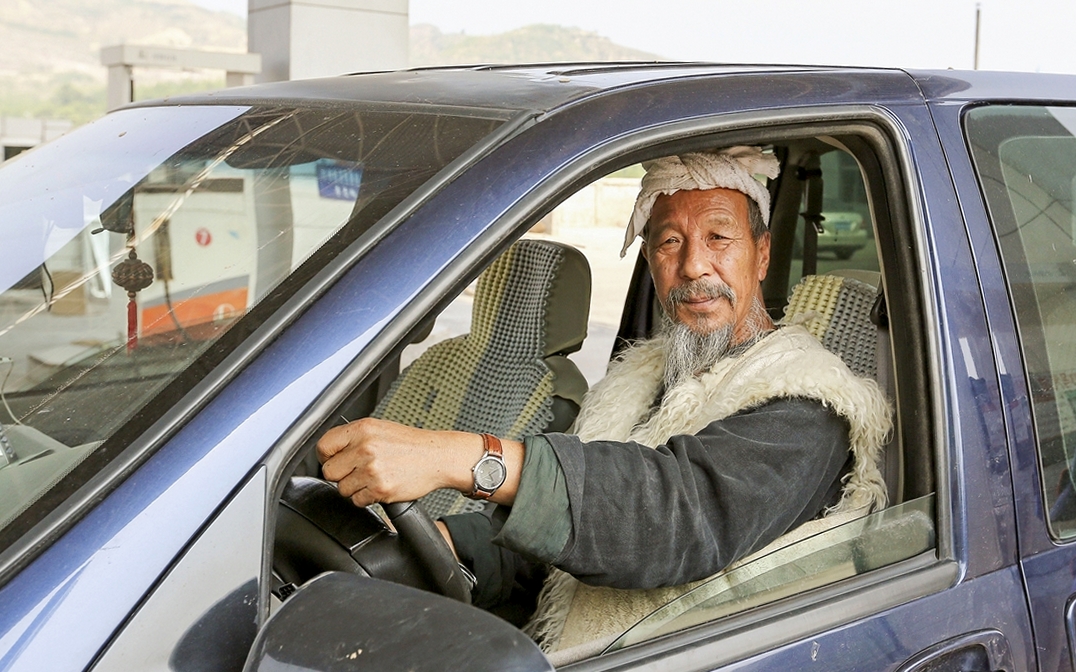 李世喜带我们游碛口六