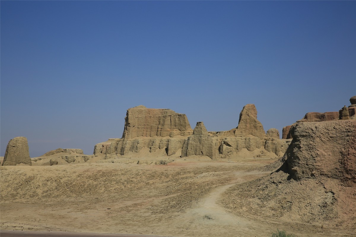 新疆魔鬼城 荒凉风景 恐龙很有喜感