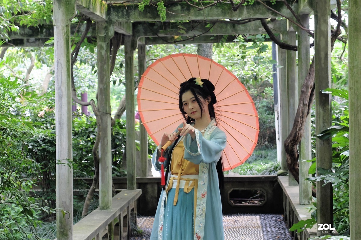红伞女——摄于【偶遇】上海桂林公园