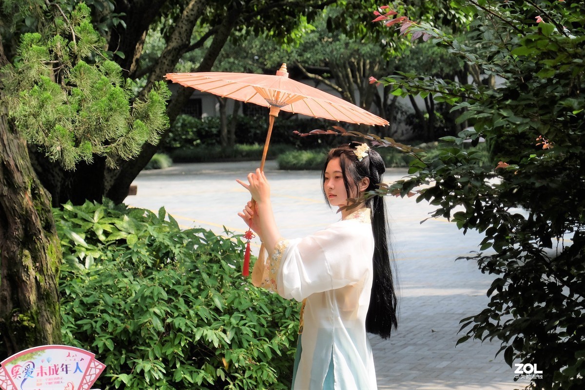 红伞女——摄于【偶遇】上海桂林公园