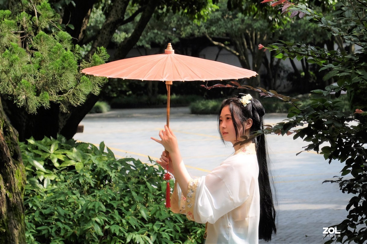 红伞女——摄于【偶遇】上海桂林公园