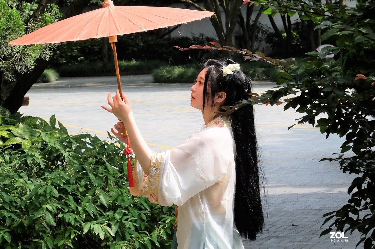 红伞女——摄于【偶遇】上海桂林公园