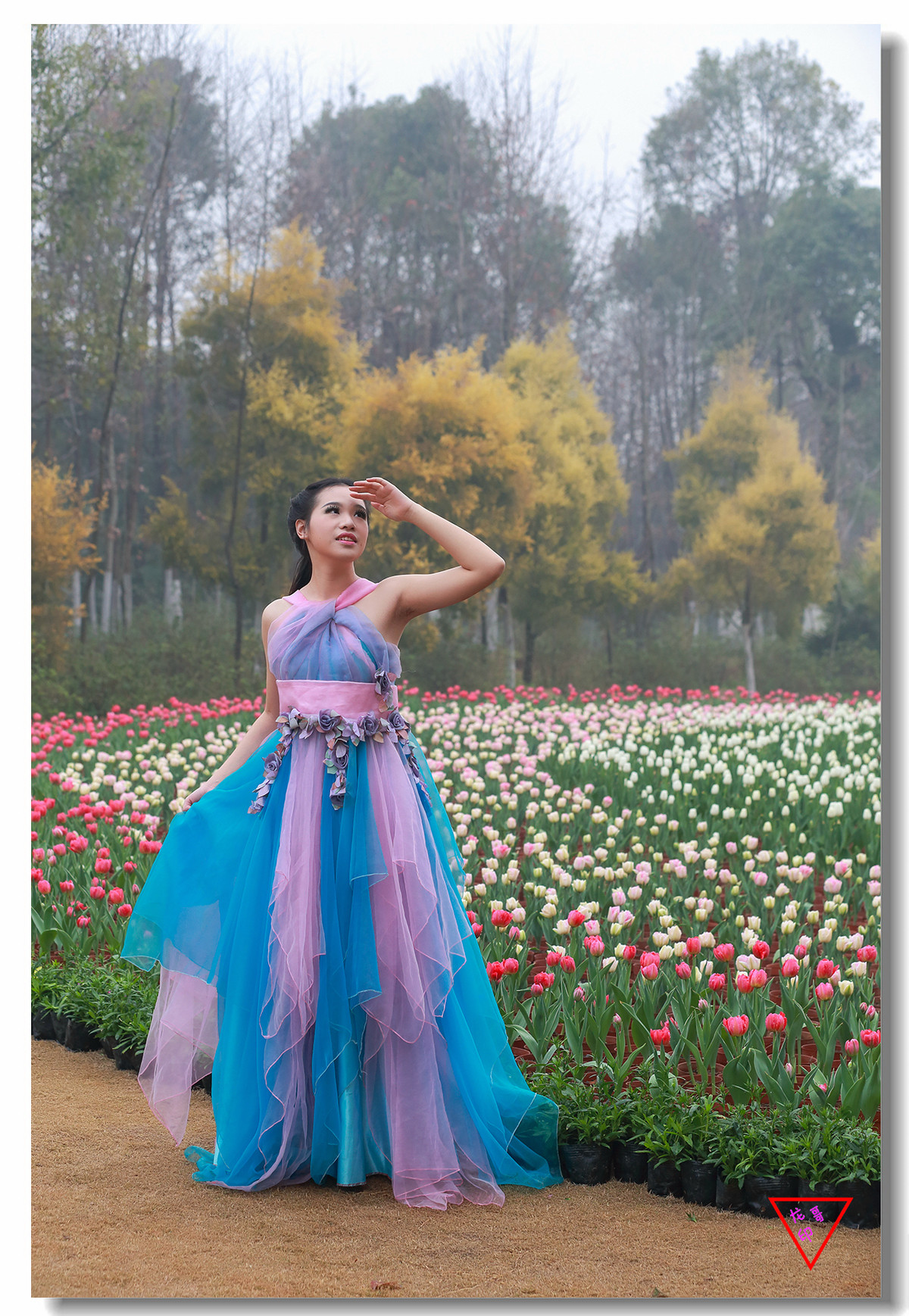 穿粉蓝色婚纱的美女