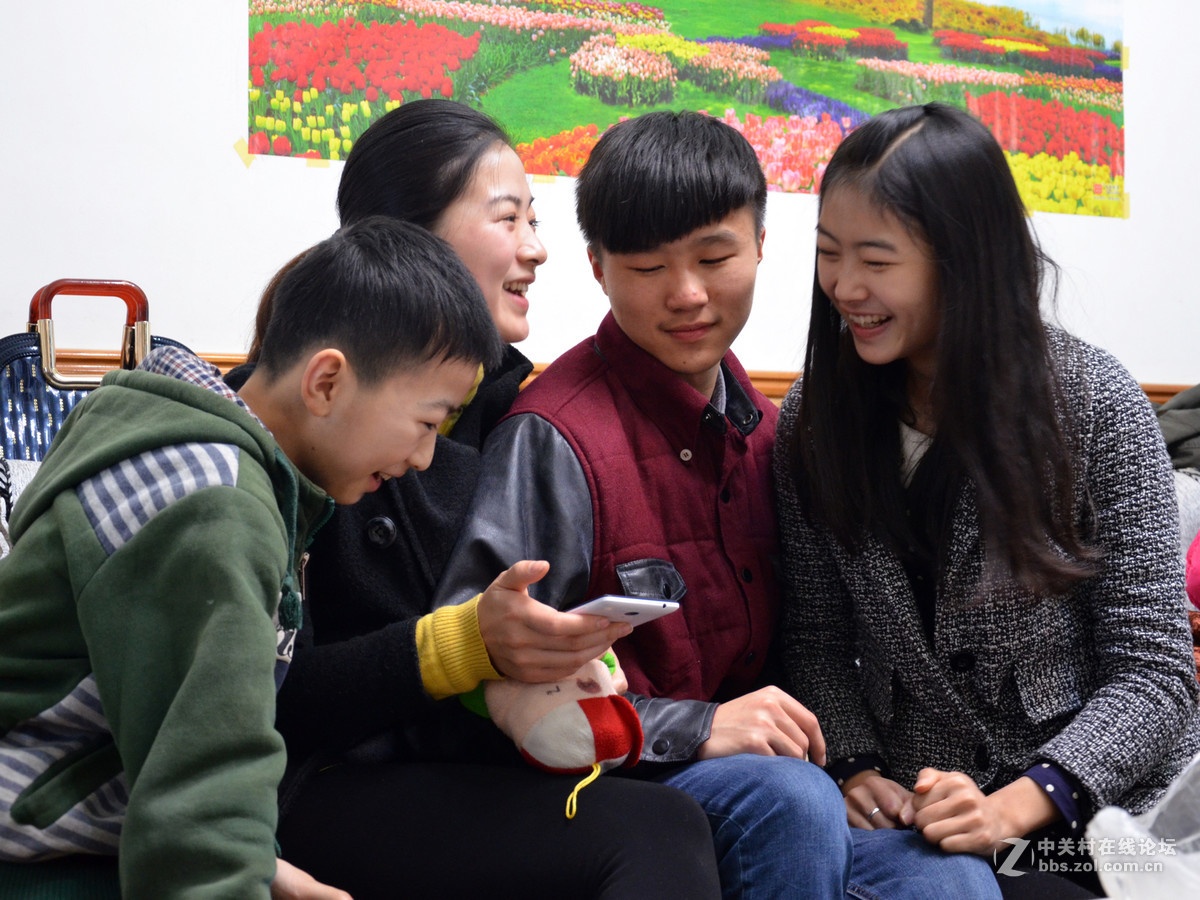 #一个春节，一台相机#节日中的孩子们--手机的魅力