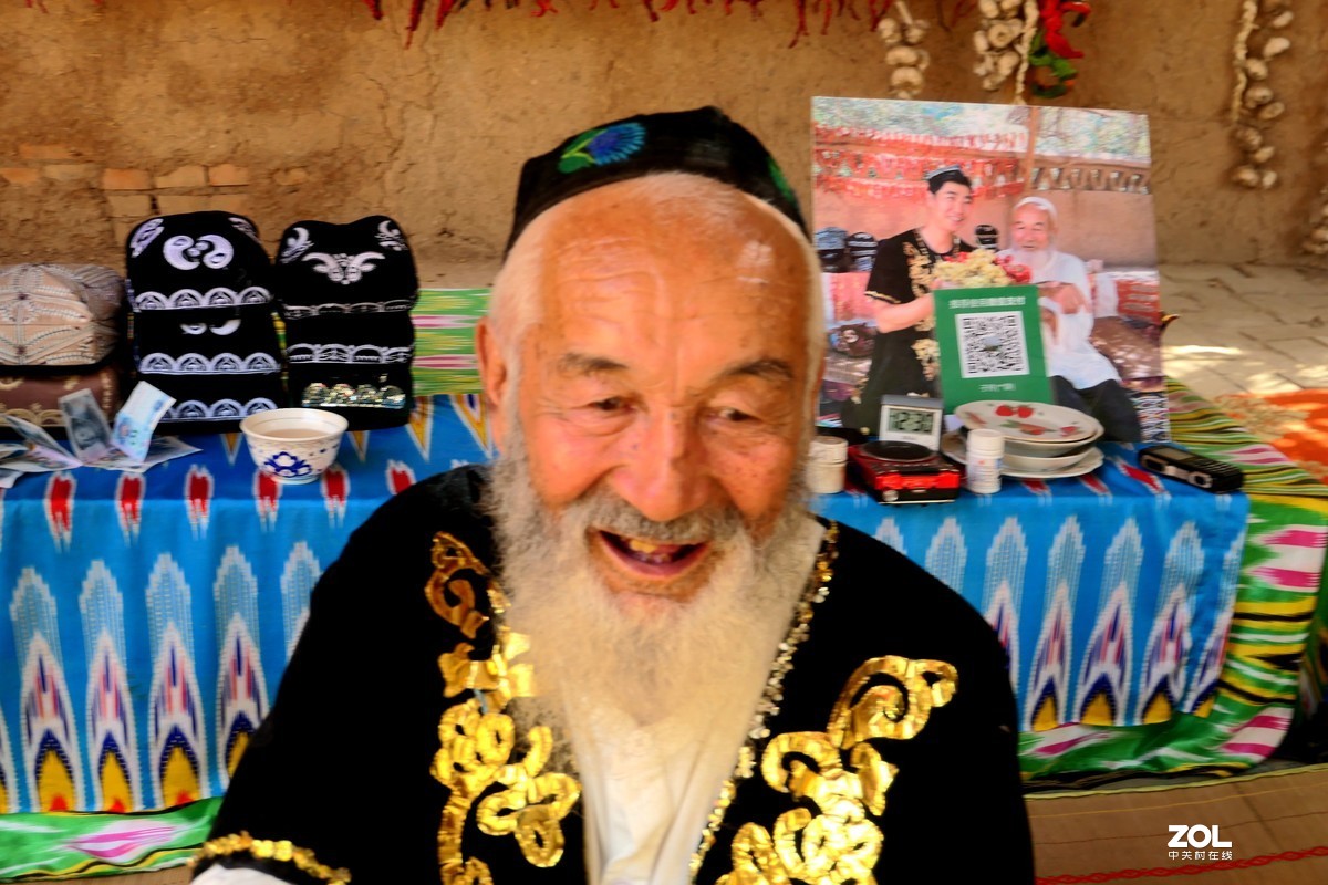 葡萄沟、一佰零三岁老爷爷拍照十元钱、多多、他乐了