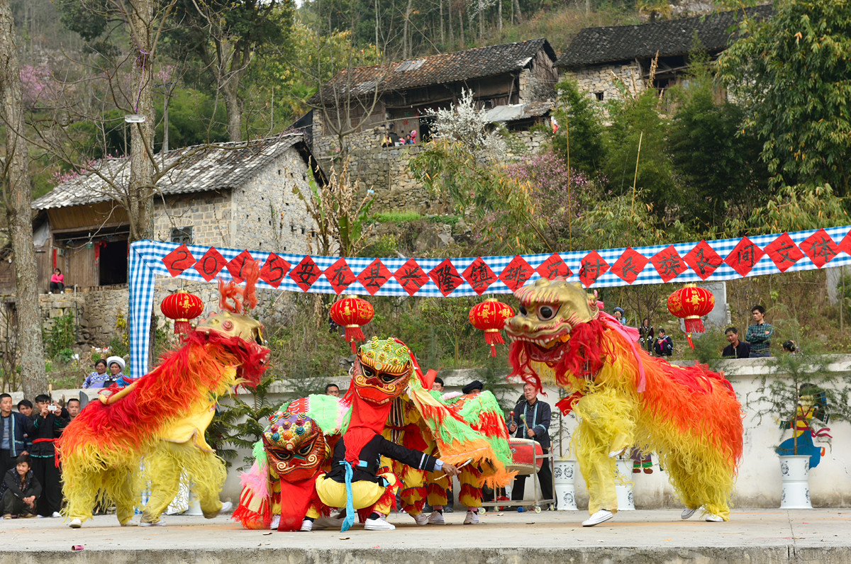 #喜羊羊中国年民俗摄影大赛#《迎新春、民间传统舞狮比赛》。