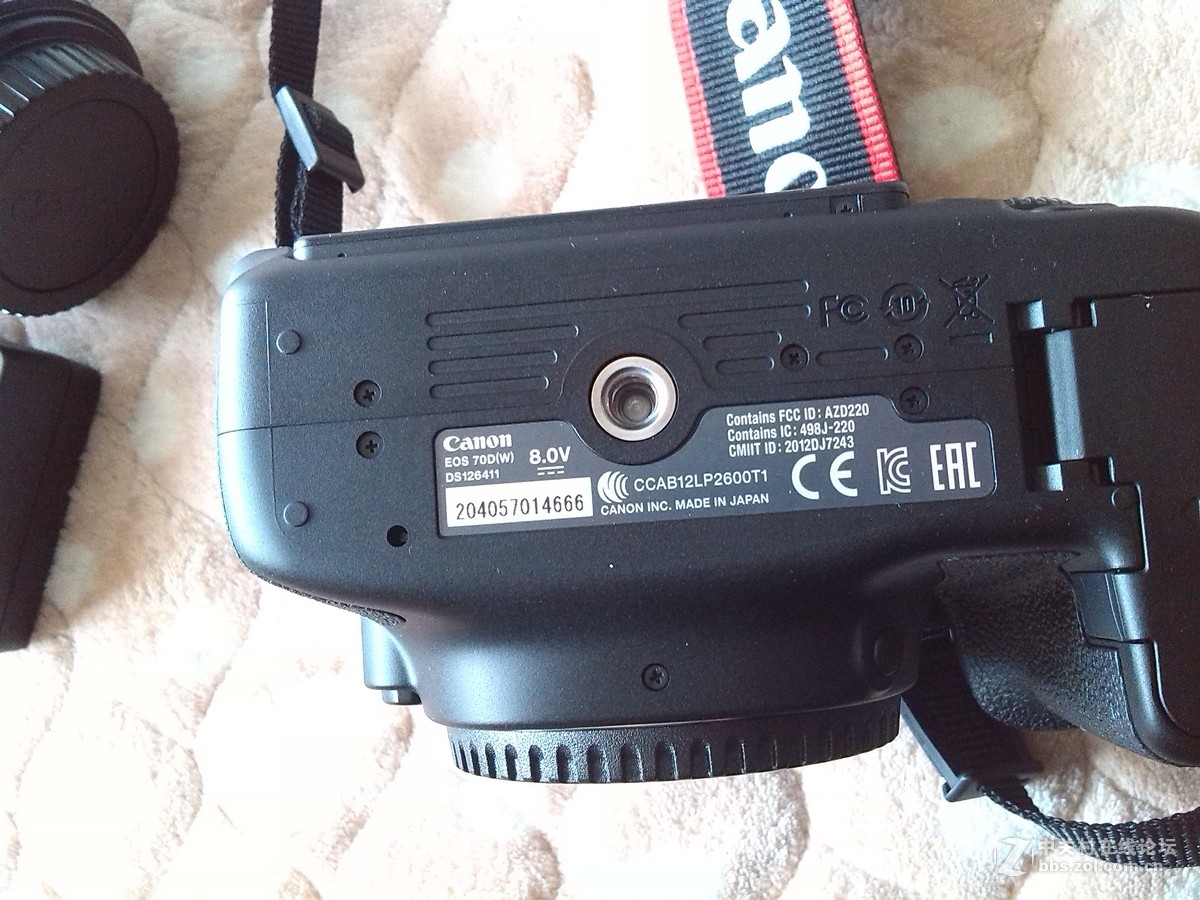 新手在刚购入70D套机18-200，准备购卡、滤镜、遮光罩之类的配件，望高人指点为！