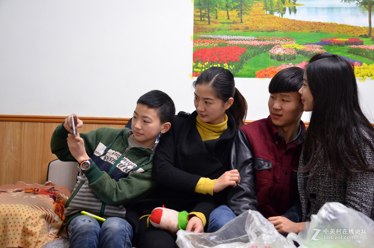 #一个春节，一台相机#节日中的孩子们--手机的魅力