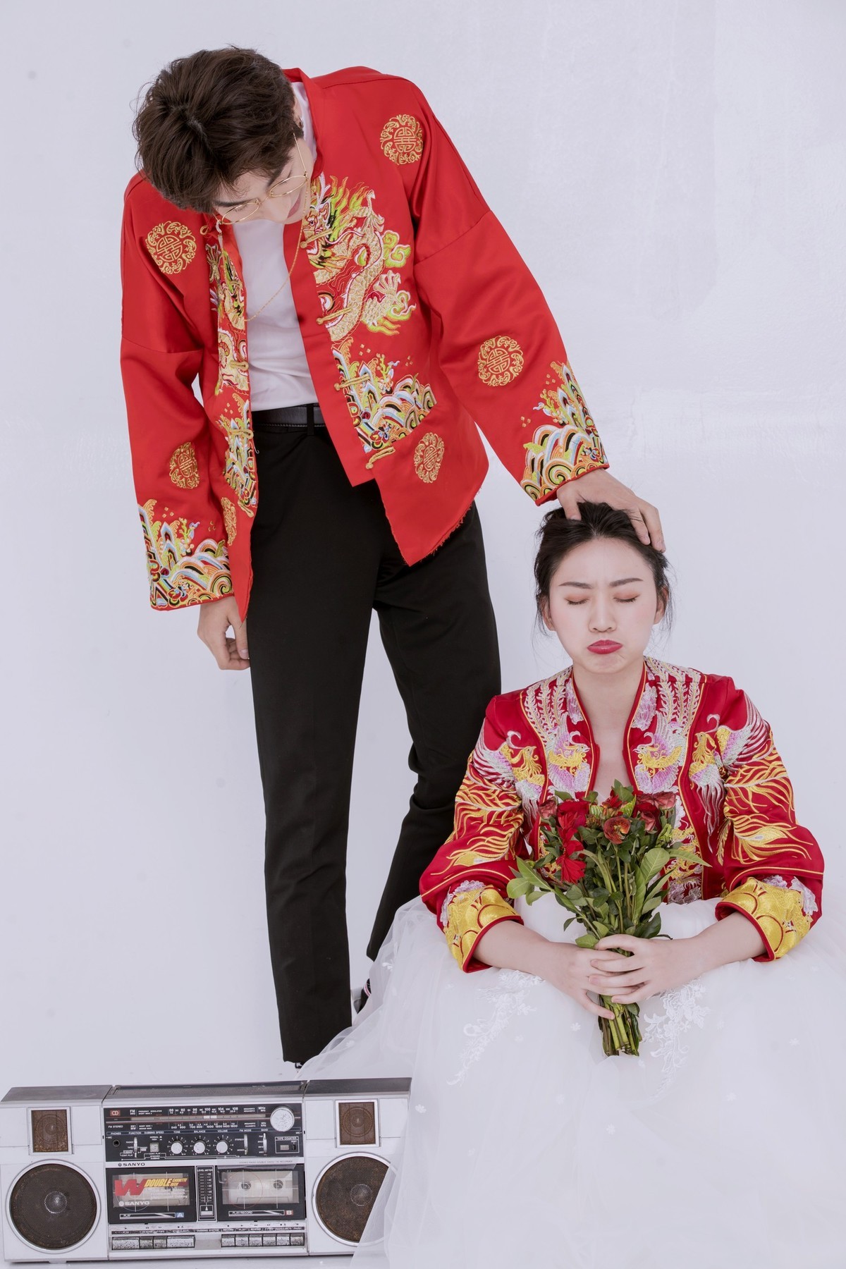 纯色秀禾服婚纱照珠海盘子婚纱摄影