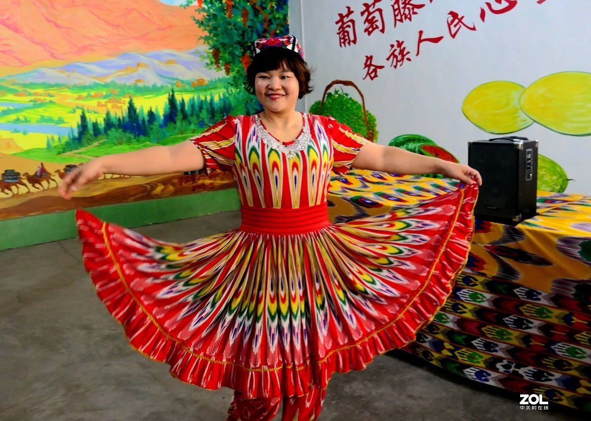 葡萄沟、一佰零三岁老爷爷拍照十元钱、多多、他乐了