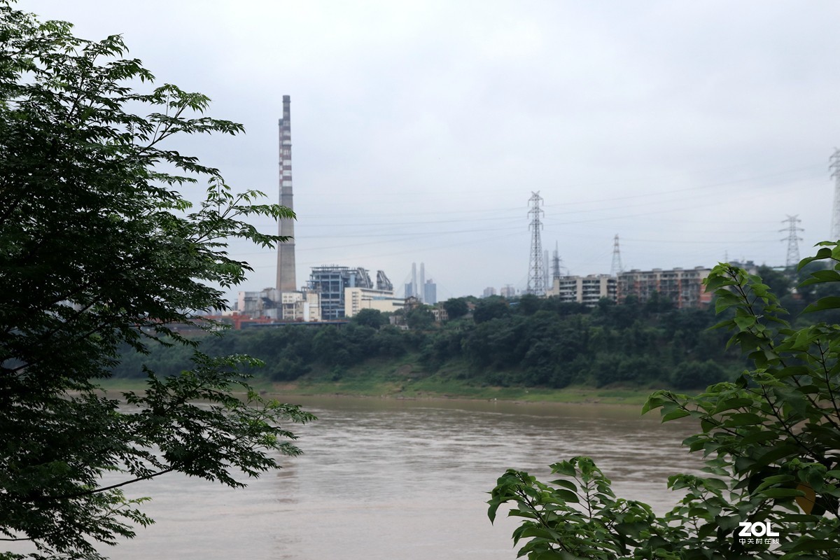 巴滨路上看长江