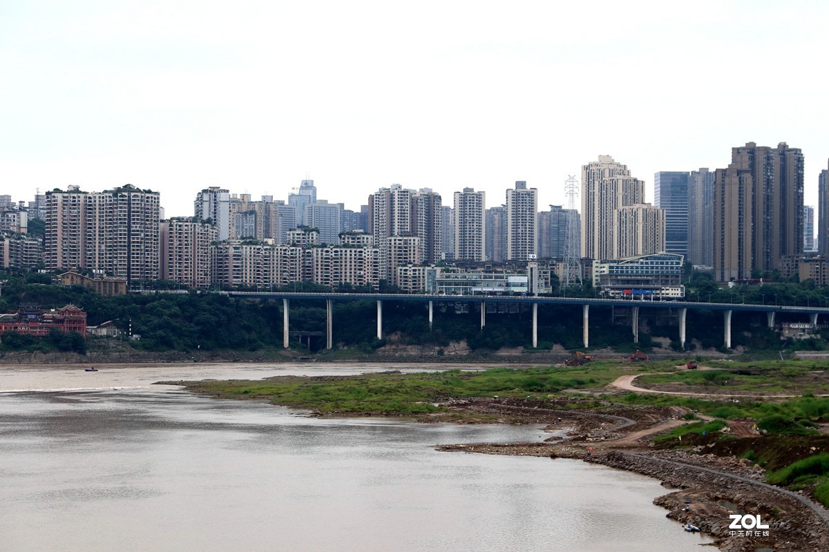 巴滨路上看长江