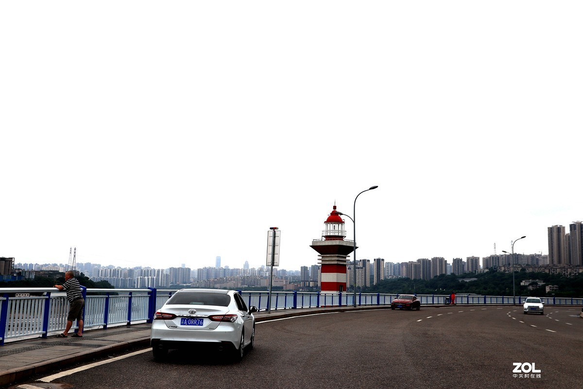 巴滨路上看长江