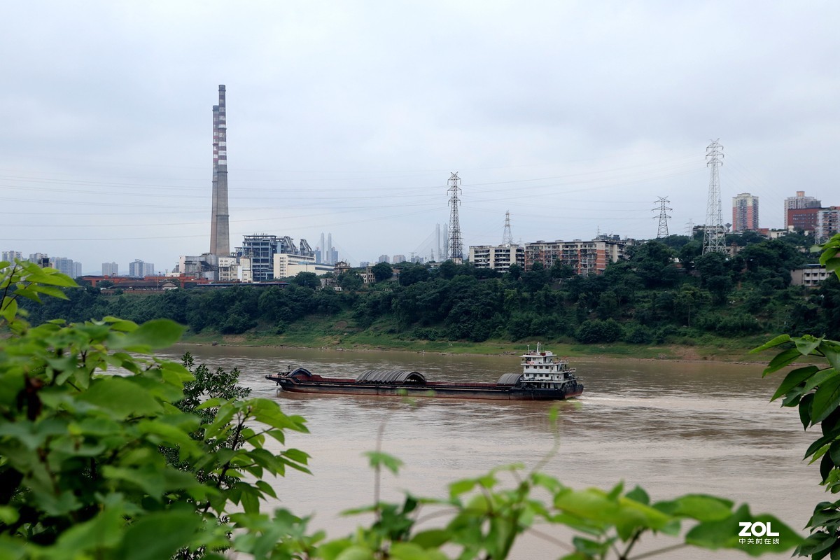 巴滨路上看长江