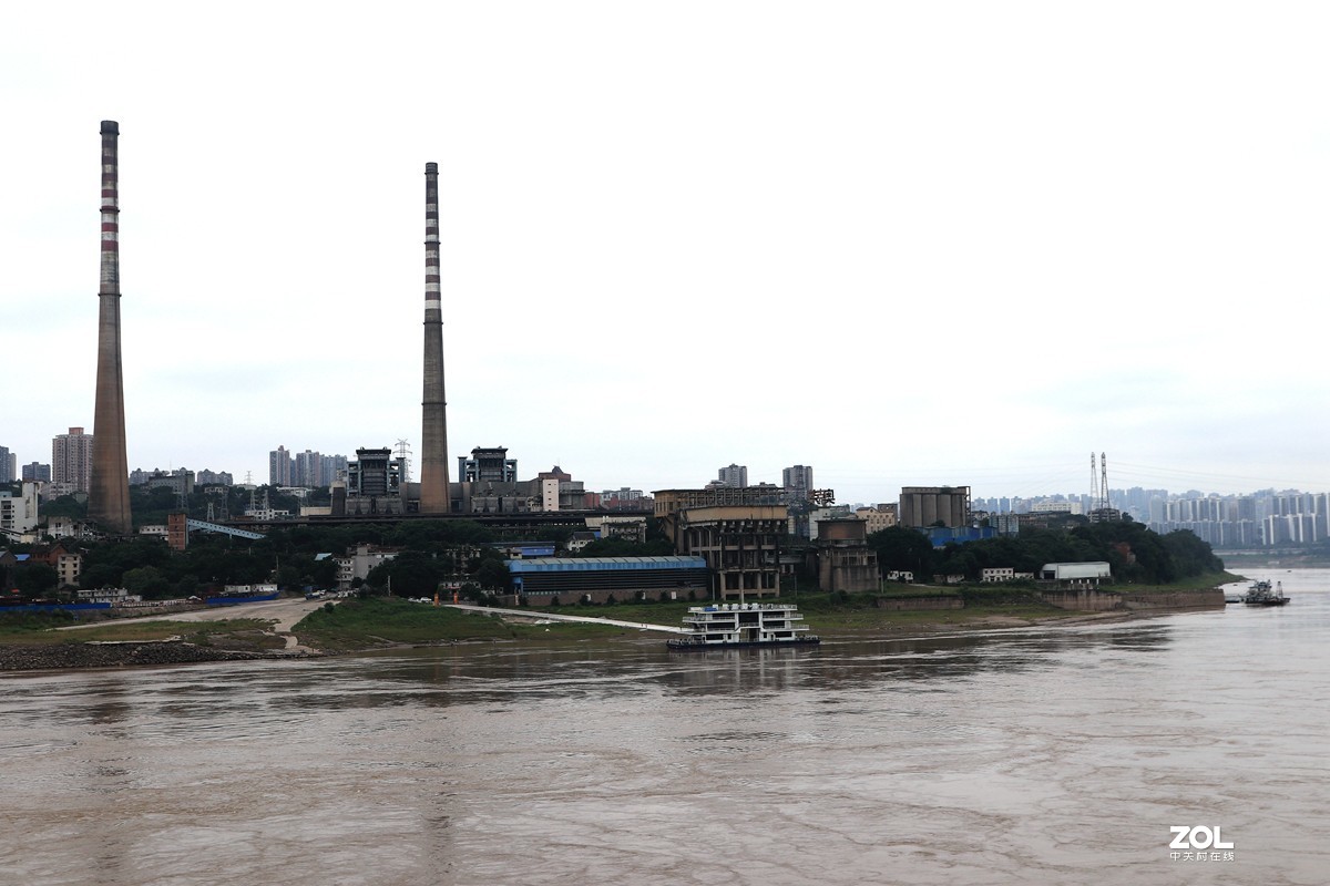 巴滨路上看长江