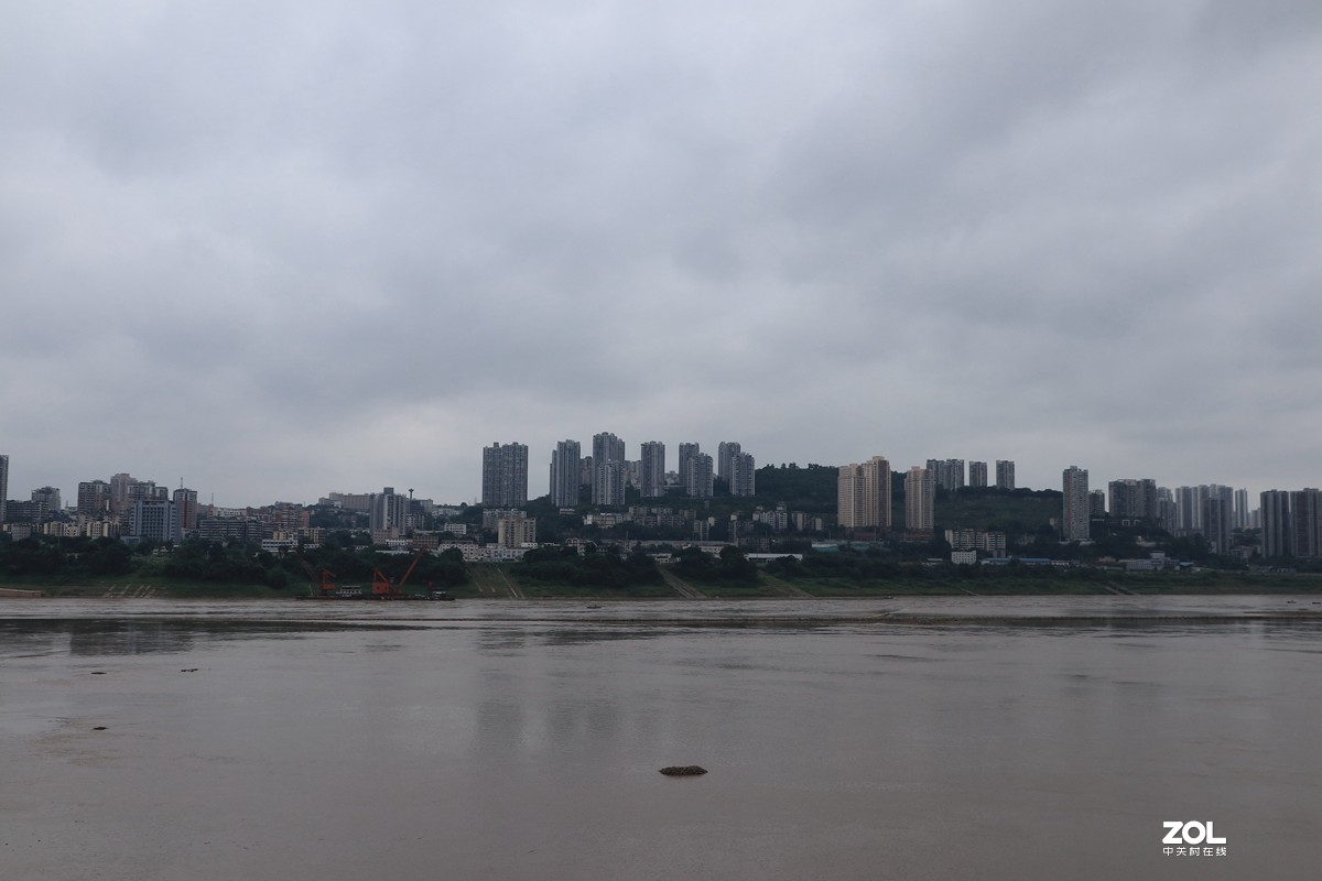 巴滨路上看长江