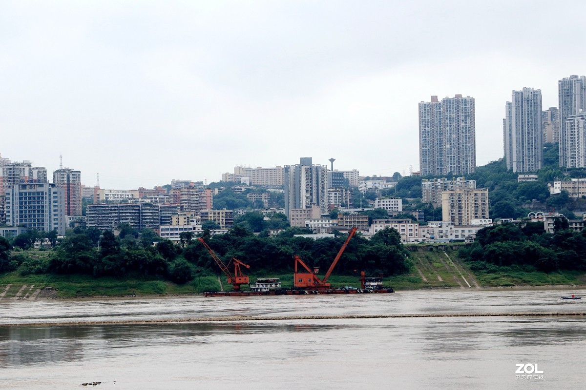 巴滨路上看长江