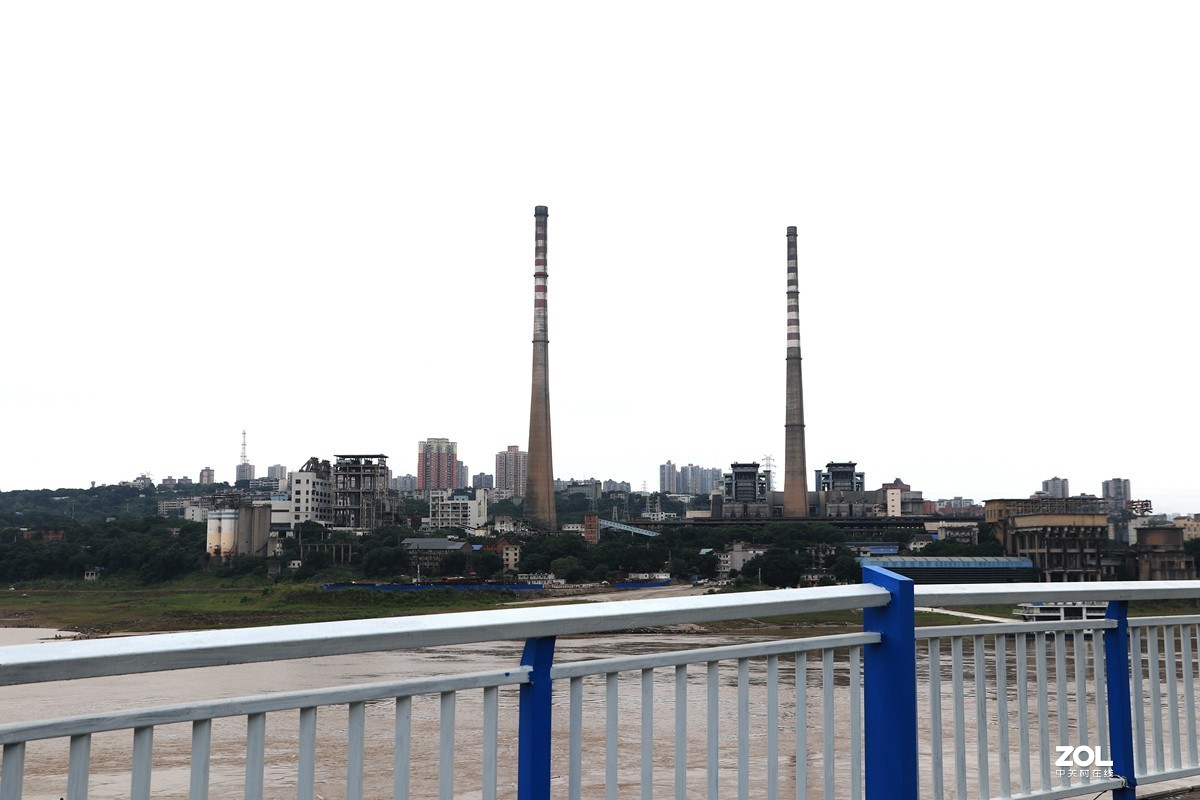 巴滨路上看长江