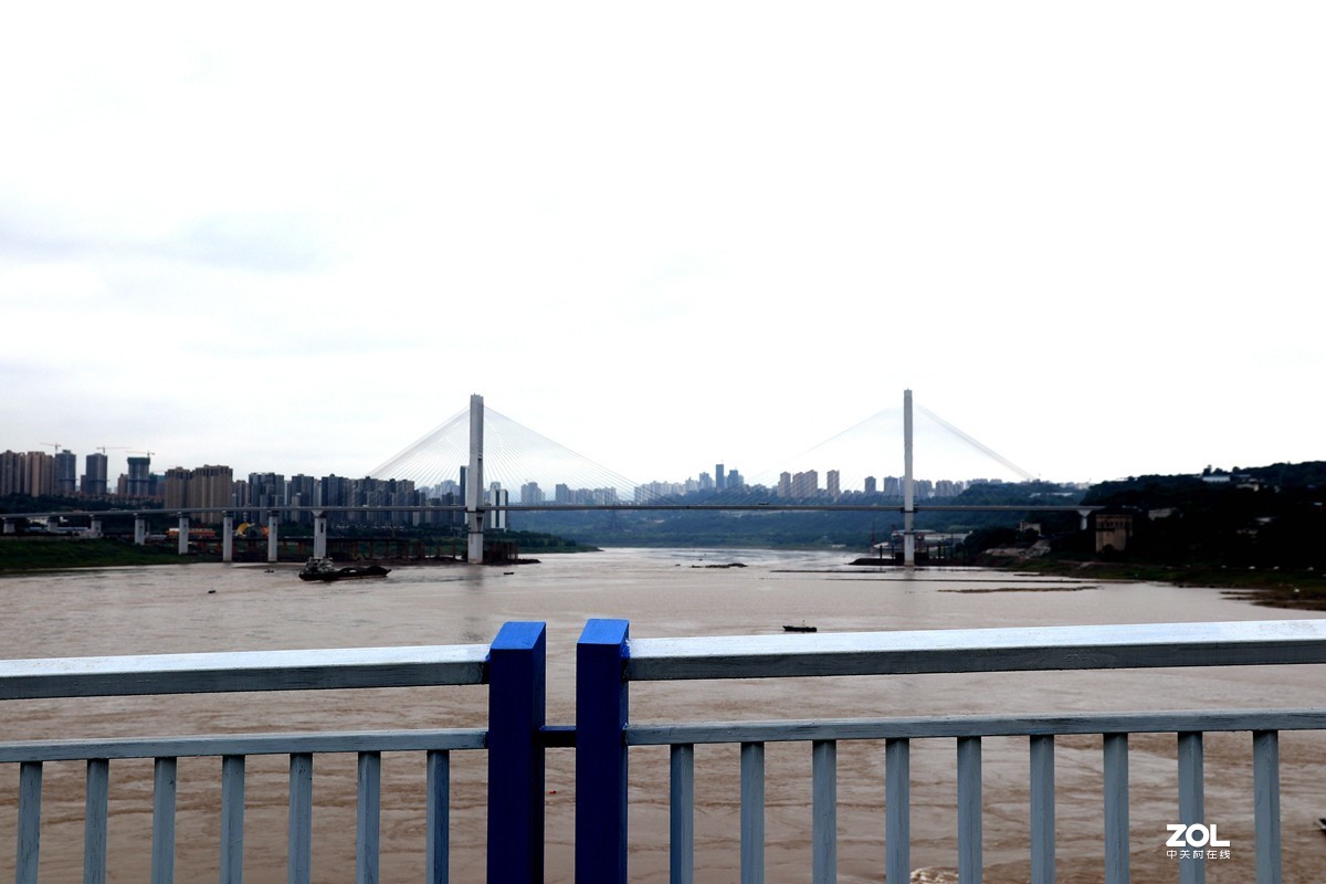 巴滨路上看长江