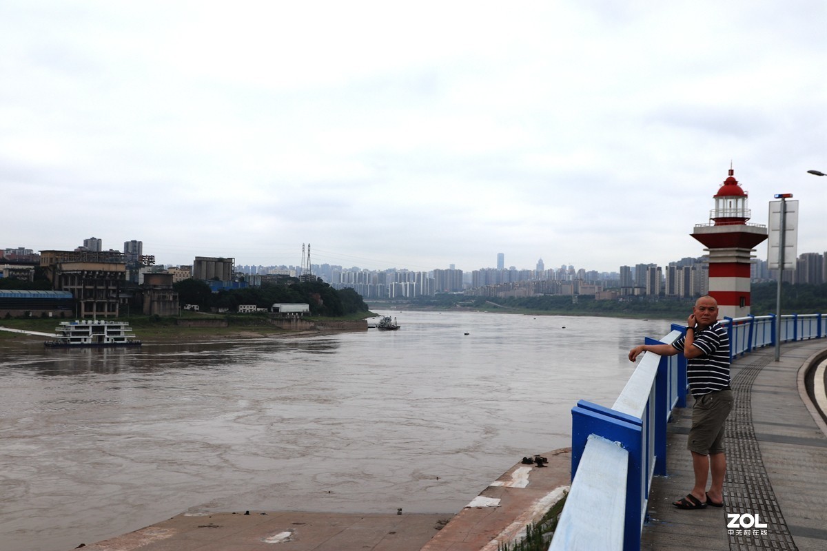 巴滨路上看长江