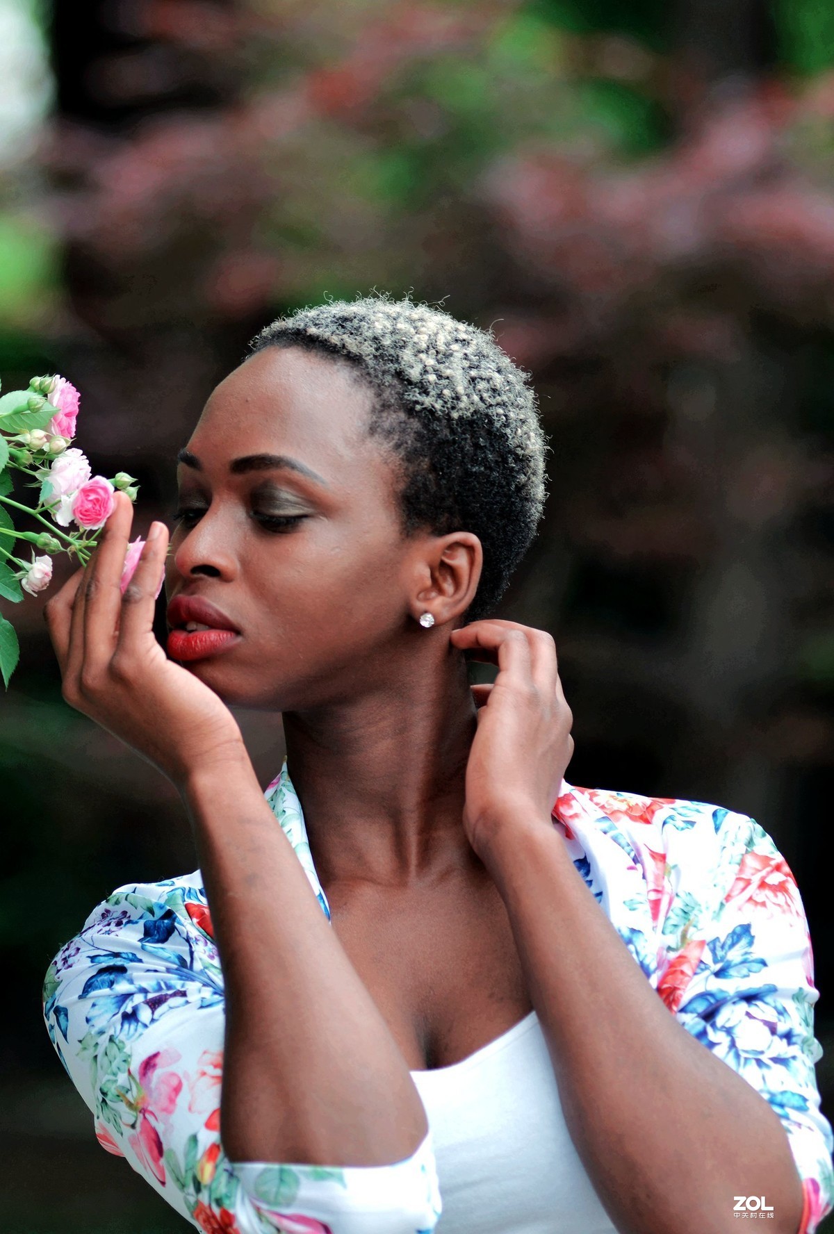 来自西非漂亮女孩