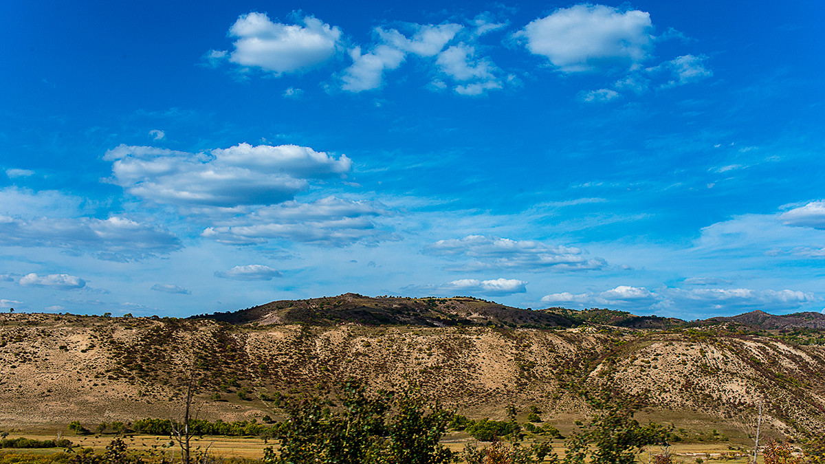 笑婆婆坝上行----蓝蓝的天上白云飘