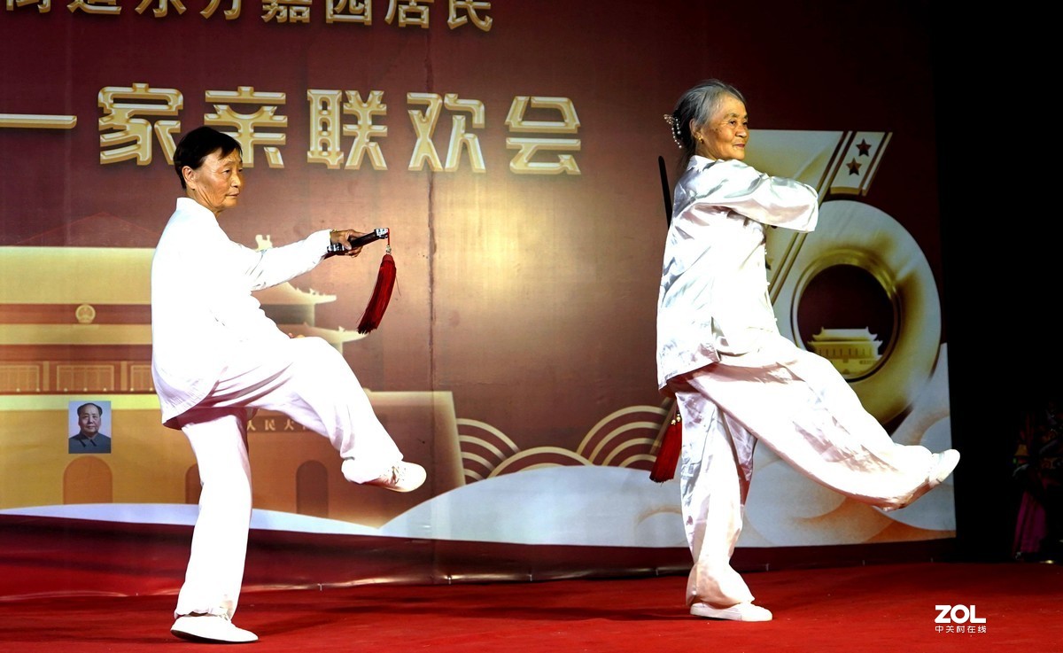 八旬夫妻同台献太极