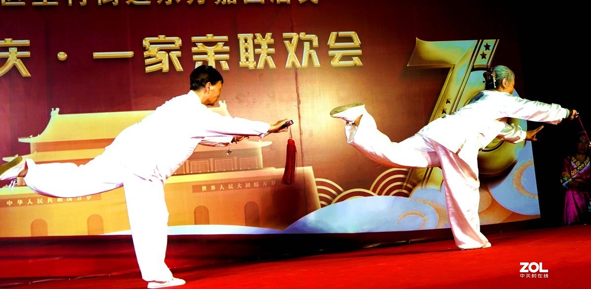八旬夫妻同台献太极
