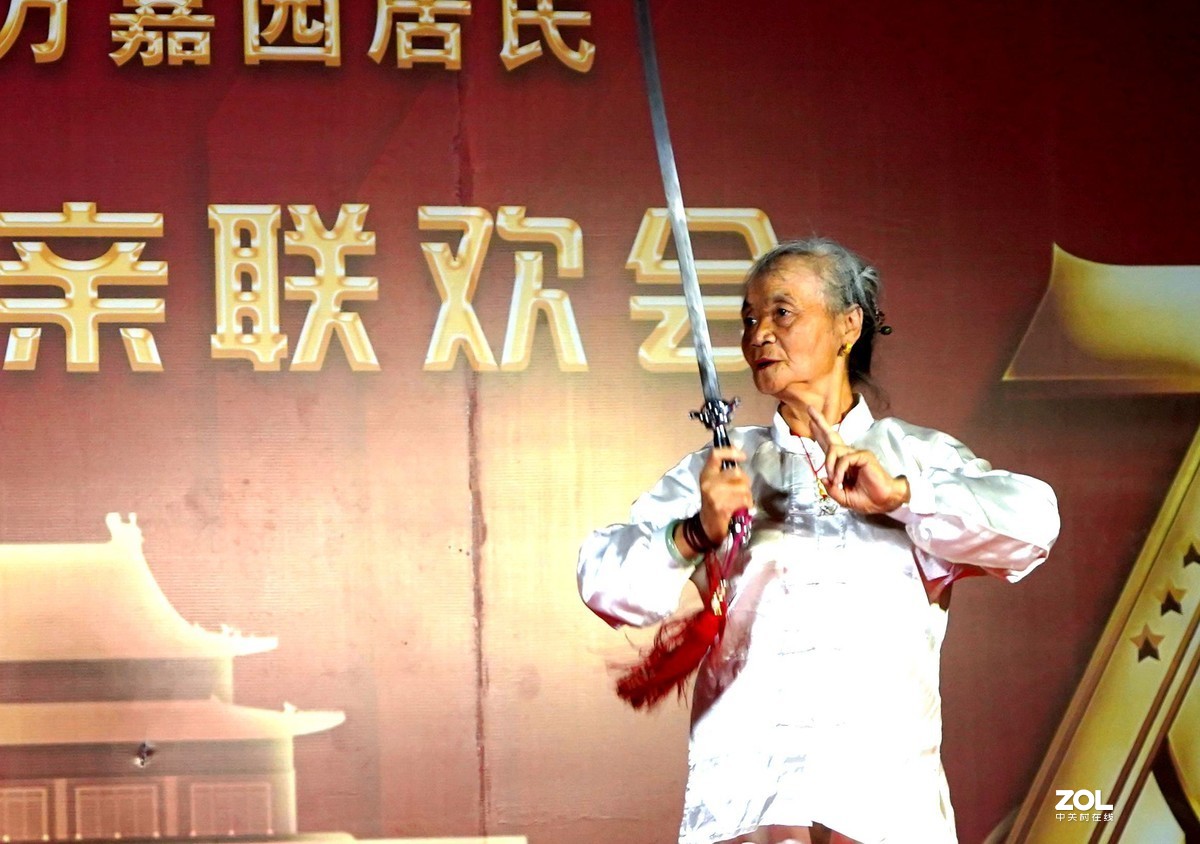 八旬夫妻同台献太极