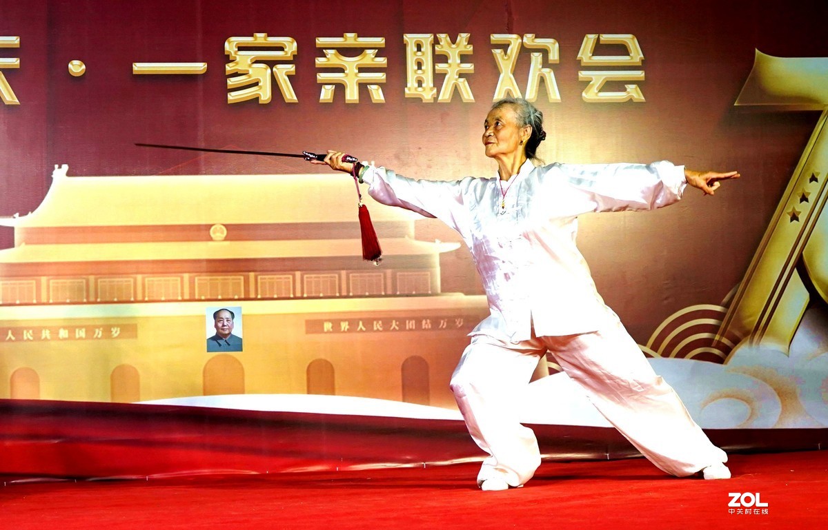 八旬夫妻同台献太极