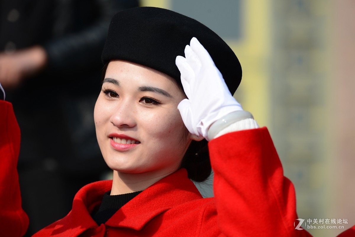 敬礼应该举右手