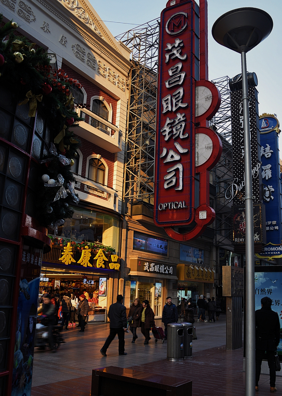 雾霾下的上海南京路