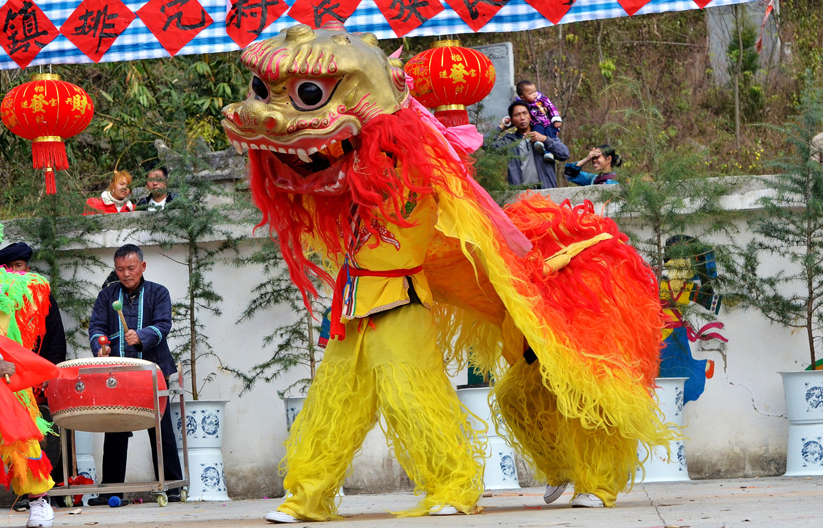 #喜羊羊中国年民俗摄影大赛#《迎新春、民间传统舞狮比赛》。