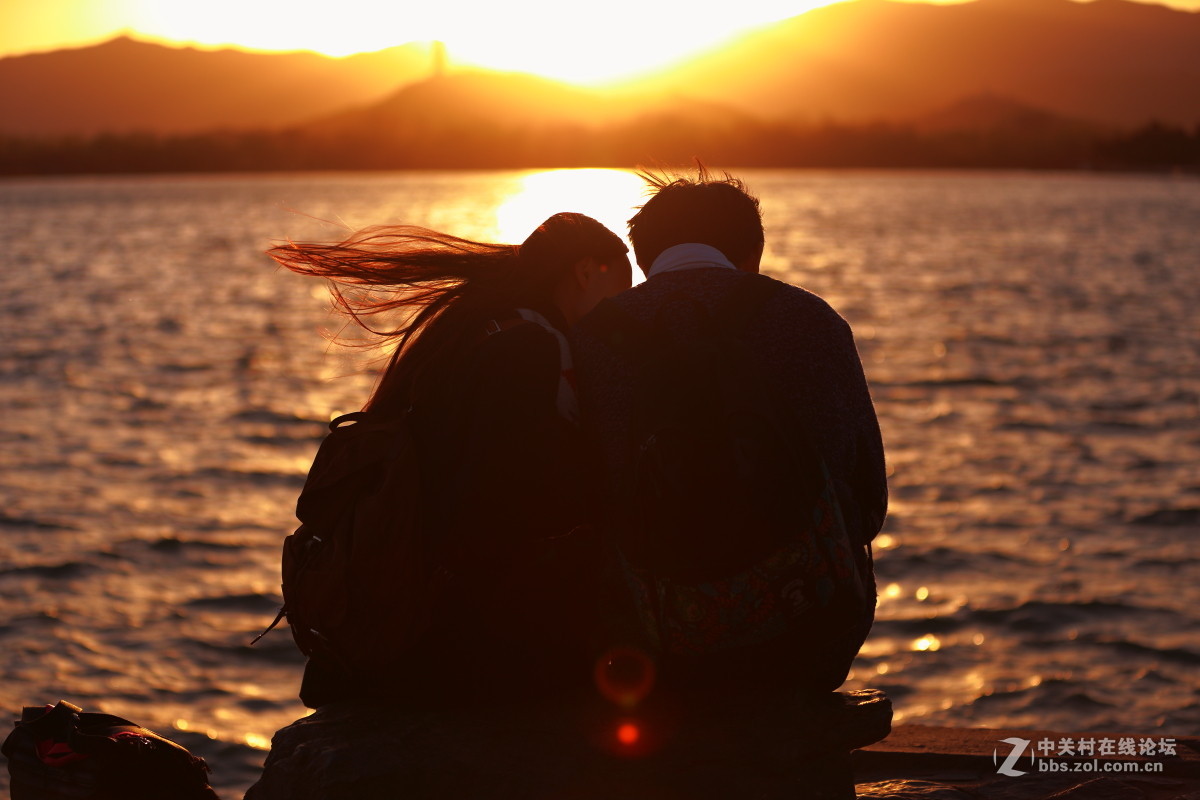 抓拍甜蜜的一吻！