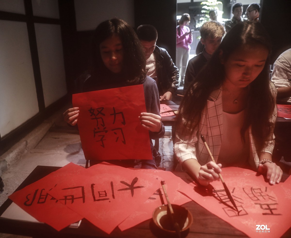 外国人学写中国字