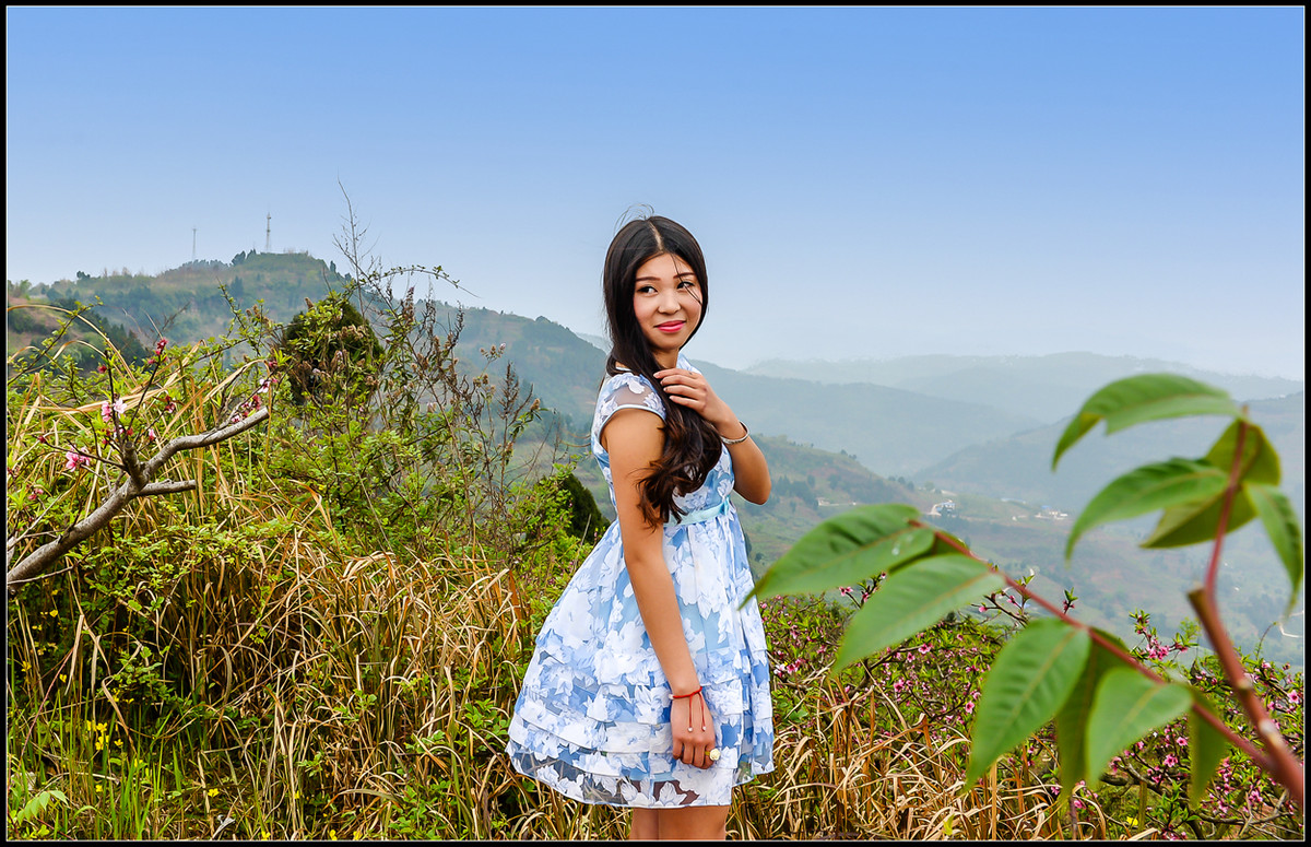 桃花枝下小姑娘