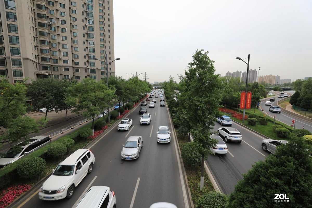 滨河东路来往的车辆