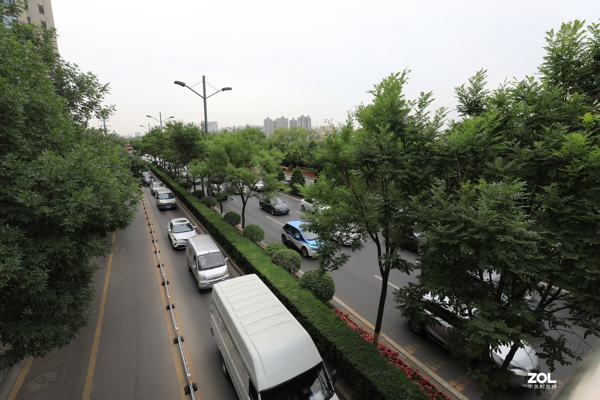 滨河东路来往的车辆