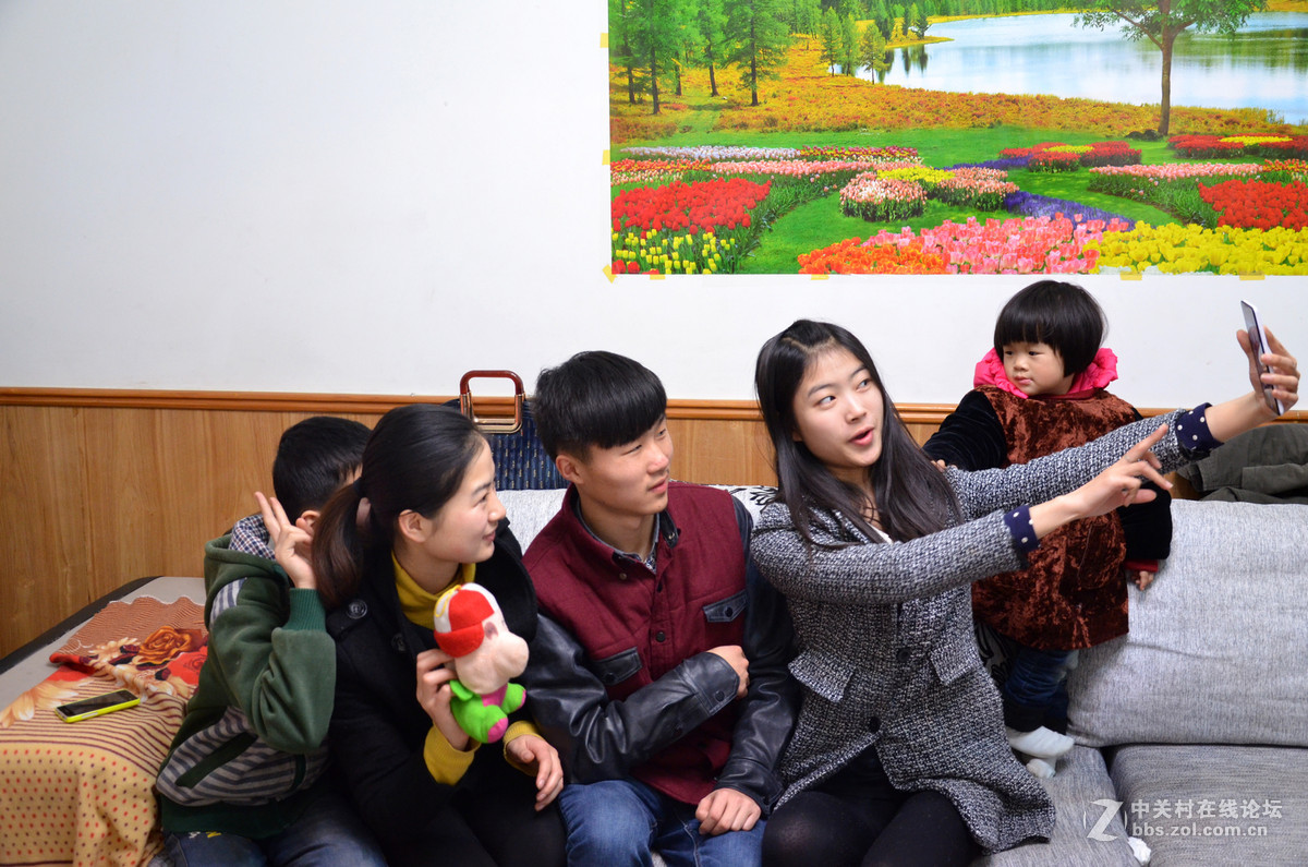 #一个春节，一台相机#节日中的孩子们--手机的魅力