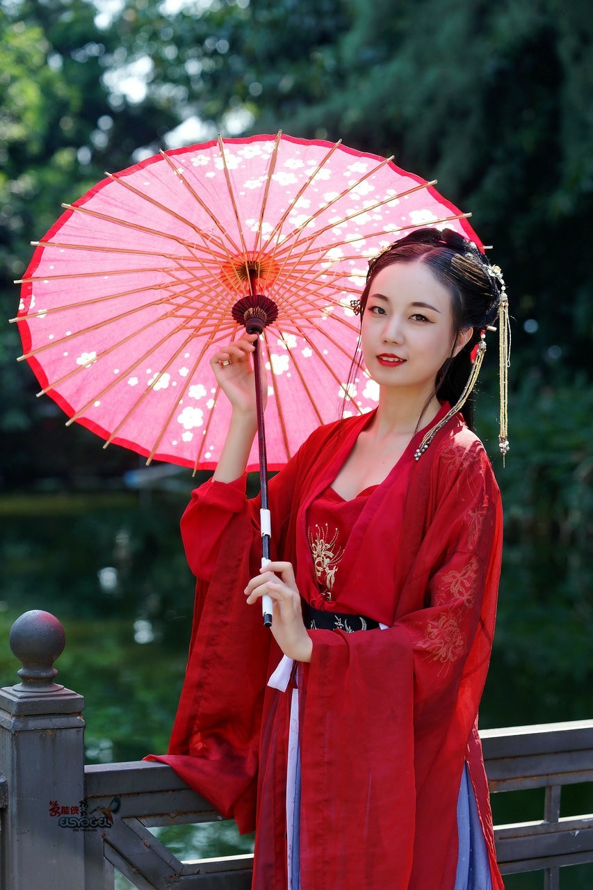 古装红衣美女龙虾