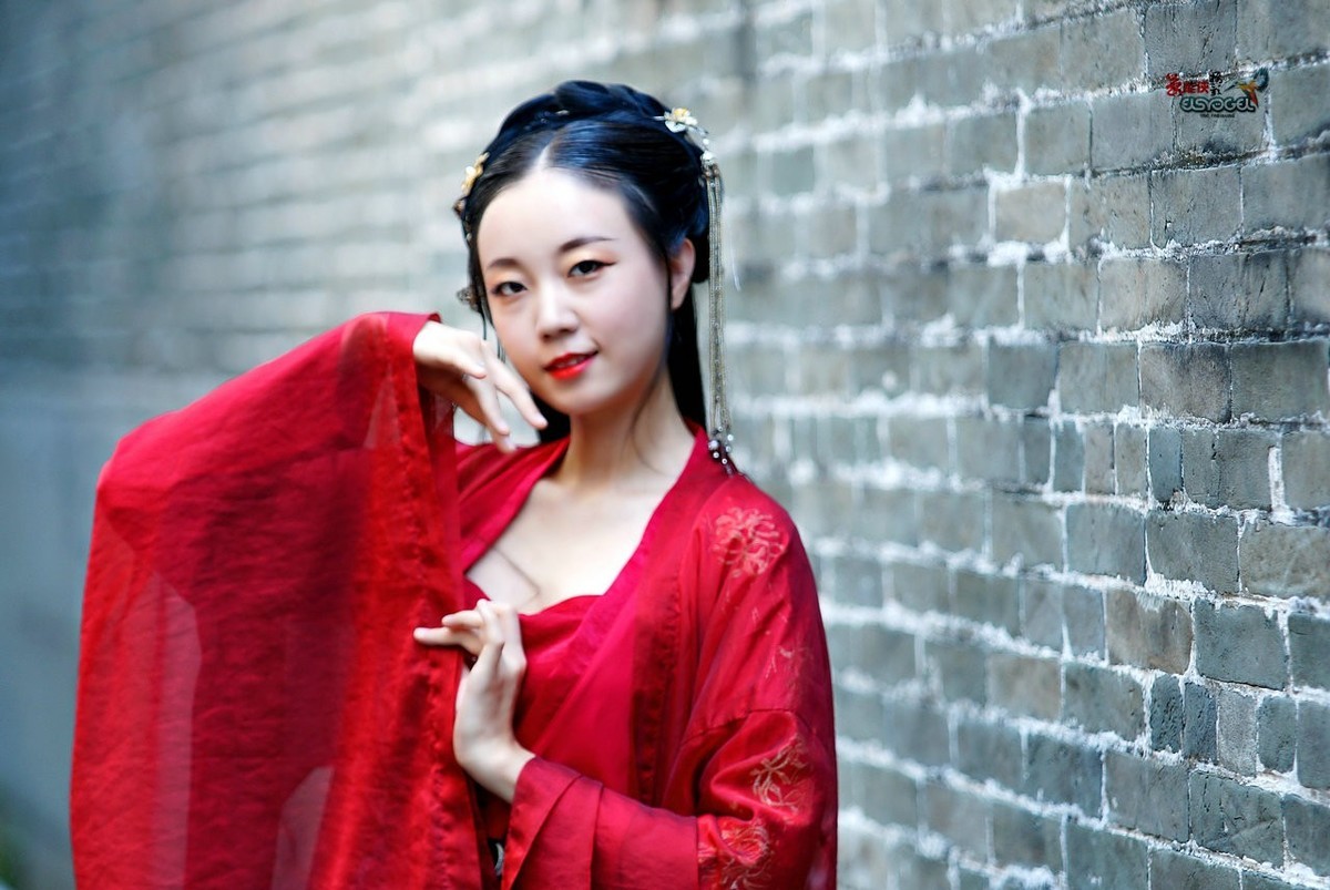 古装红衣美女龙虾