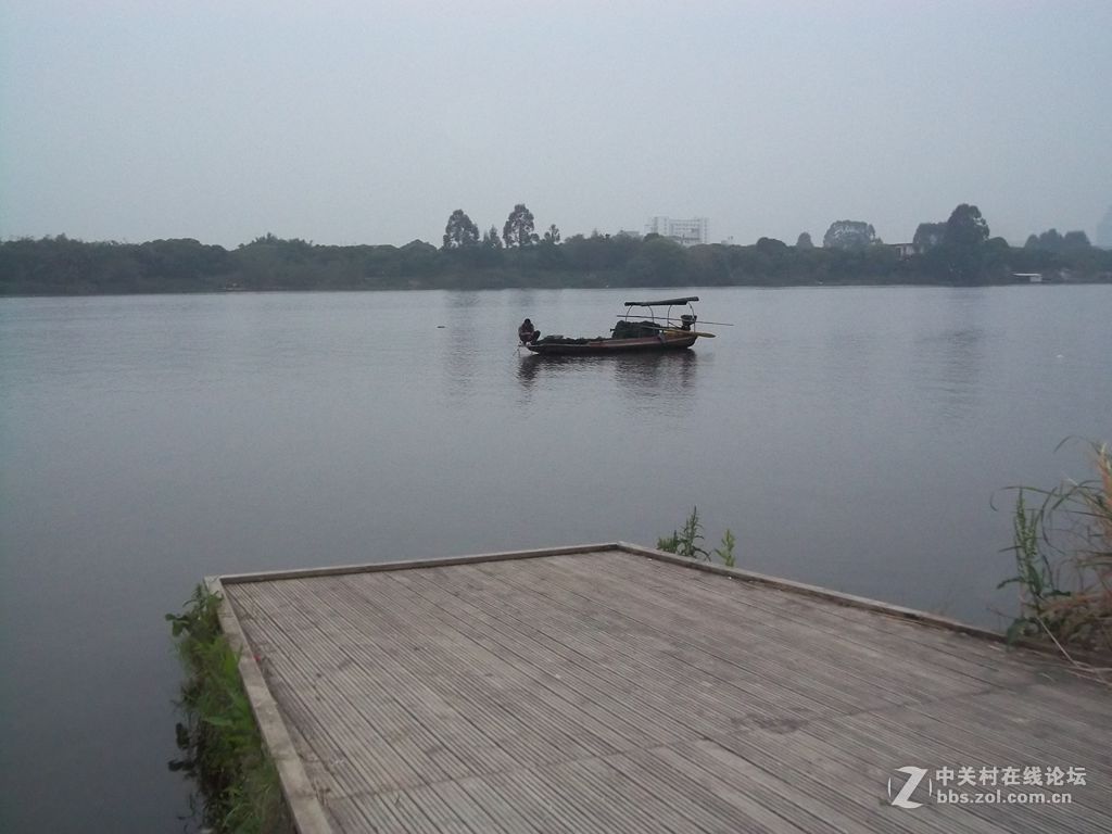 天水一色，鱼船于天，码头离岸，人心思空
