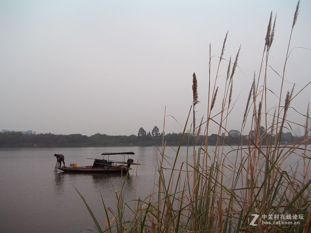天水一色，鱼船于天，码头离岸，人心思空