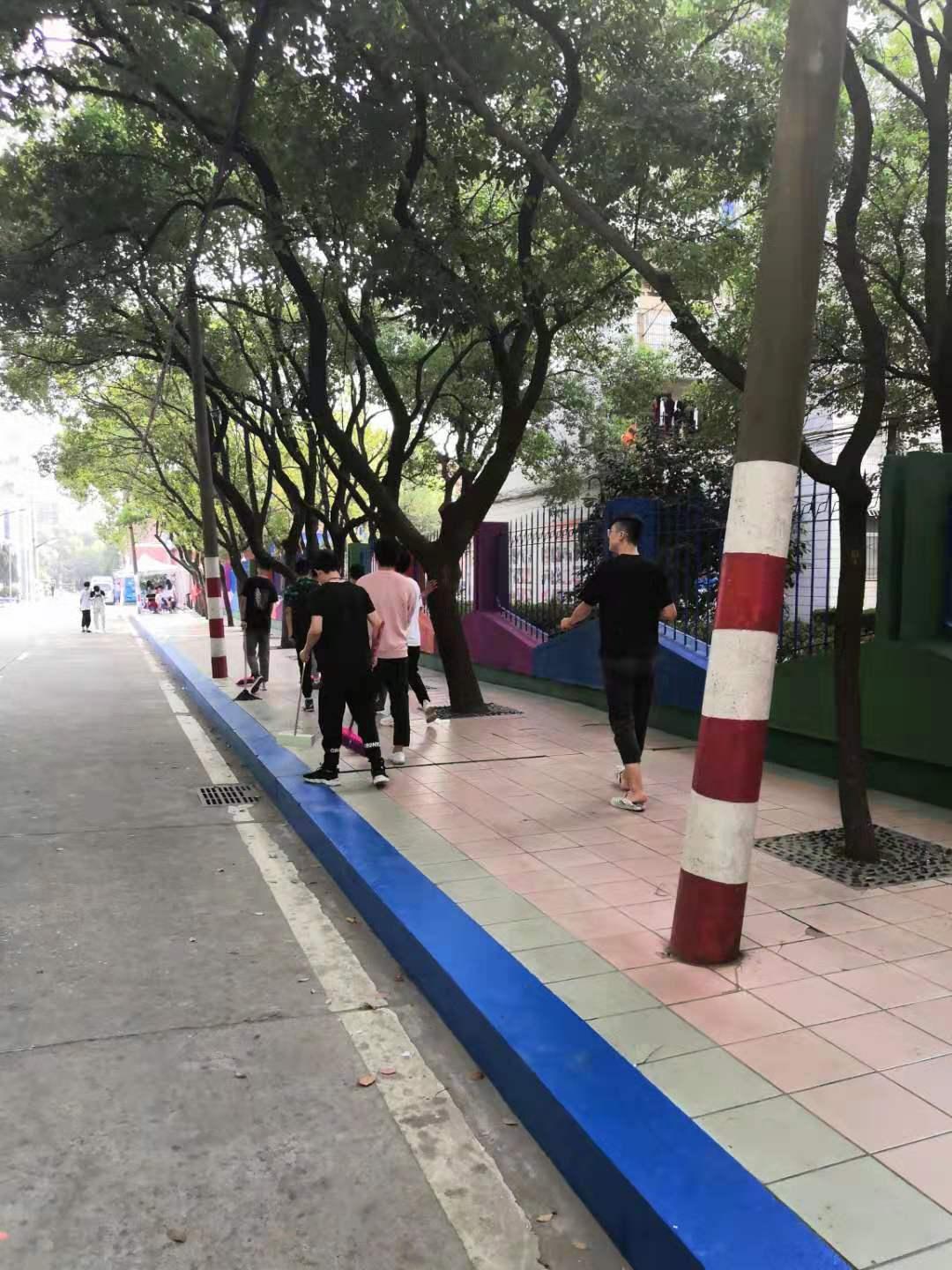 学生劳动课，认真的样子好可爱