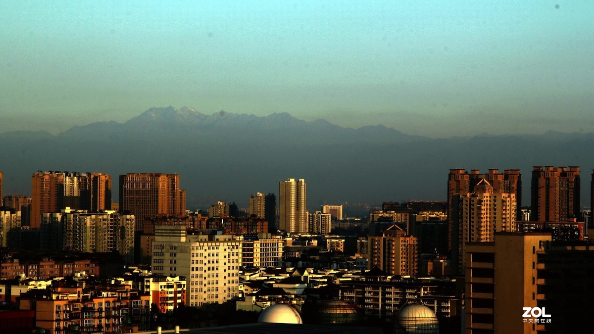 成都---2020.6.24清晨，成都天空通透，能见百里外的远山，实属不易。