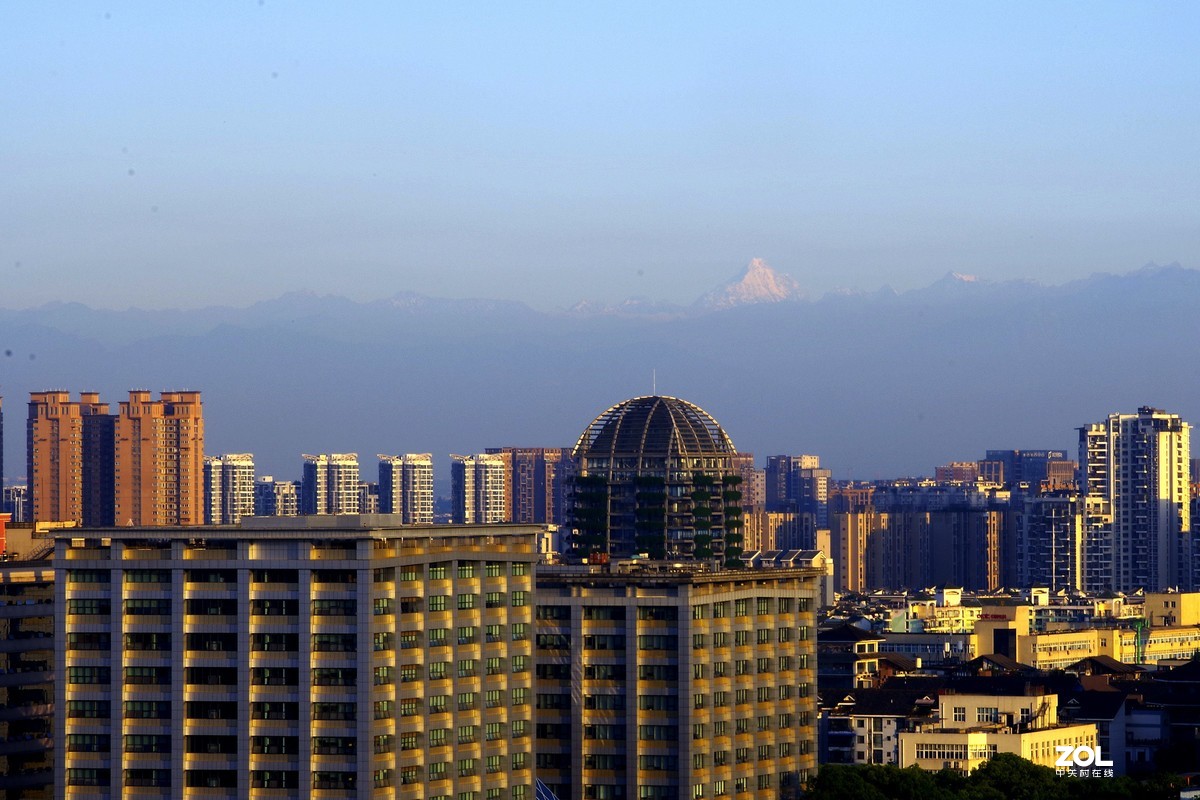 成都---2020.6.24清晨，成都天空通透，能见百里外的远山，实属不易。