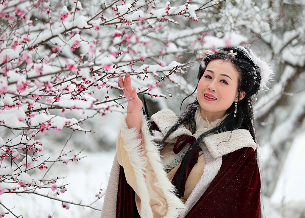 古隆中古装佳人踏雪赏梅上