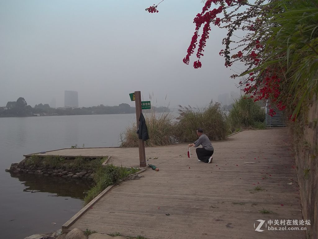 天水一色，鱼船于天，码头离岸，人心思空