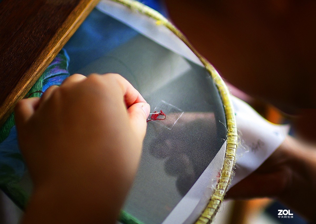 绣娘----摄于苏州市镇湖刺绣一条街